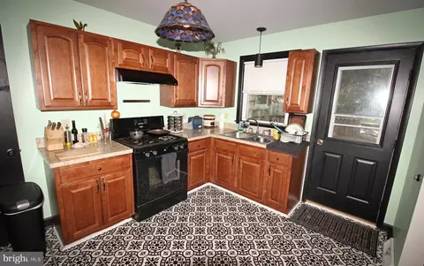 Kitchen - 527 Spring Ave, Lititz, PA 17543 photo 2 of 2