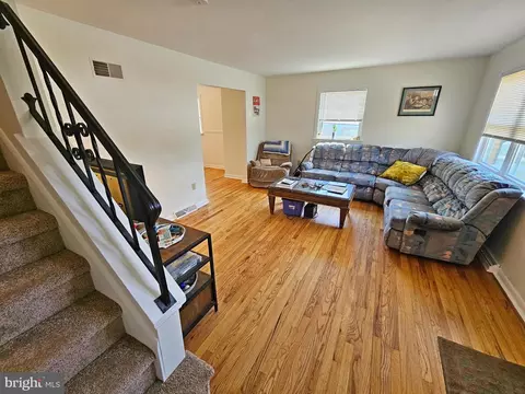 Living - 527 Spring Ave, Lititz, PA 17543 photo 1 of 2