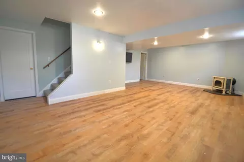 Living - 627 Woodcrest Ave, Lititz, PA 17543 photo 4 of 6