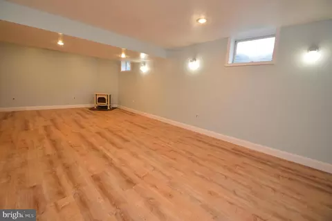 Living - 627 Woodcrest Ave, Lititz, PA 17543 photo 5 of 6