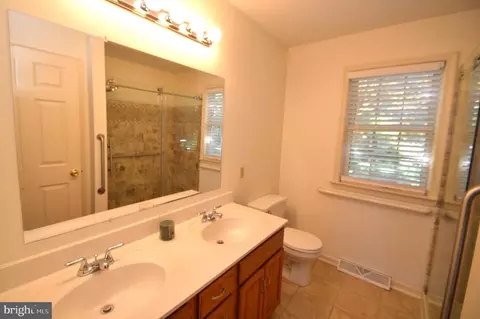 Bath - 627 Woodcrest Ave, Lititz, PA 17543 photo 1 of 4