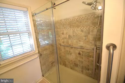 Bath - 627 Woodcrest Ave, Lititz, PA 17543 photo 2 of 4
