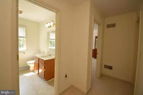 Entry Way - 627 Woodcrest Ave, Lititz, PA 17543 photo 2 of 2