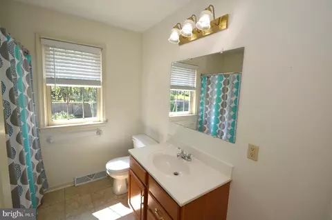 Bath - 627 Woodcrest Ave, Lititz, PA 17543 photo 3 of 4