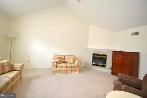 Living - 627 Woodcrest Ave, Lititz, PA 17543 photo 2 of 6