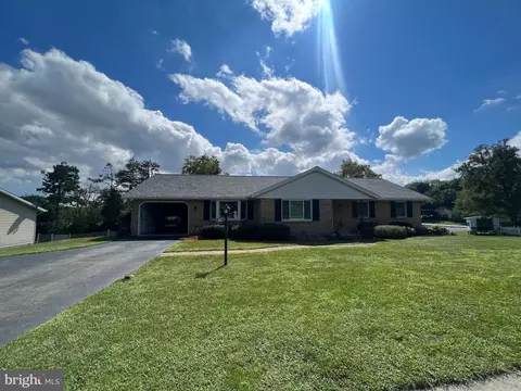 674 Lorraine Ave, Manheim, PA 17545