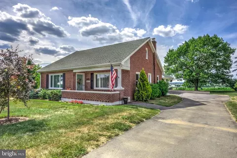 1653 Main St, East Earl, PA 17519