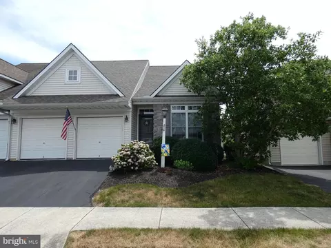216 Waters Edge Dr, Mount Joy, PA 17552
