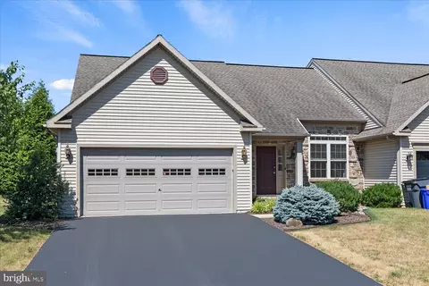 5340 Oak Leaf Dr, Mount Joy, PA 17552