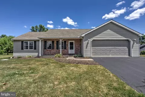 1112 Village Cir, Denver, PA 17517