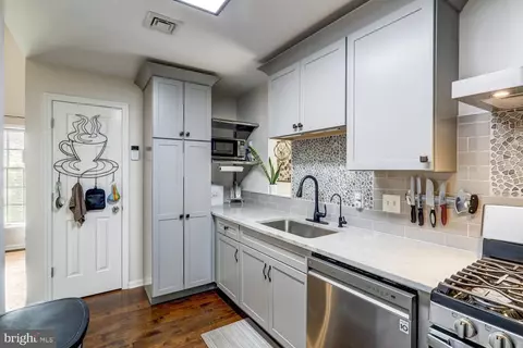 Kitchen - 19 Amberley Way, Lititz, PA 17543 photo 2 of 4