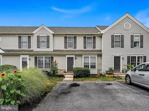 420 Banyan Circle Dr, Lancaster, PA 17603