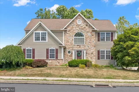 9 Lynne Ln, Millersville, PA 17551