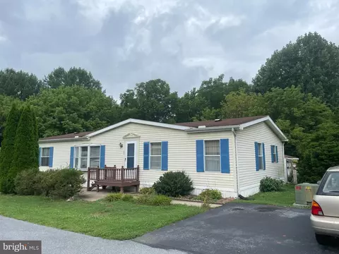 77 Sherry Dr, Lititz, PA 17543 photo 2