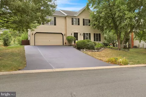 14 Foxrun Ter, Lititz, PA 17543