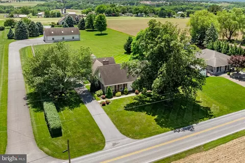 2552 S Cherry Ln, Ronks, PA 17572