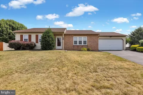 231 Hinkle Dr, New Holland, PA 17557