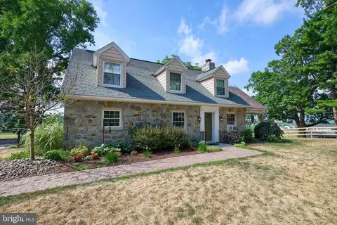 28 Hellers Church Rd, Leola, PA 17540