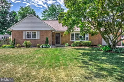 348 Sun Valley Dr, Leola, PA 17540
