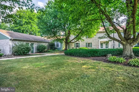 2 Ashlea Vlg, New Holland, PA 17557