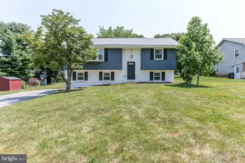 15 Hertzog Dr, Leola, PA 17540