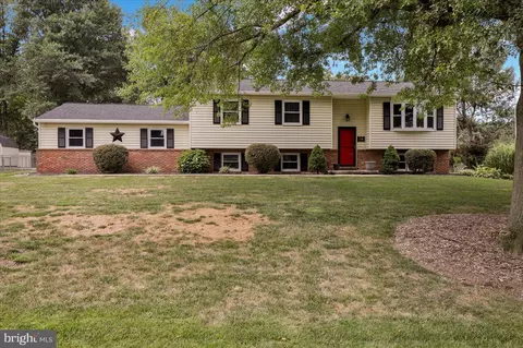 110 Meadow View Ln, Bainbridge, PA 17502