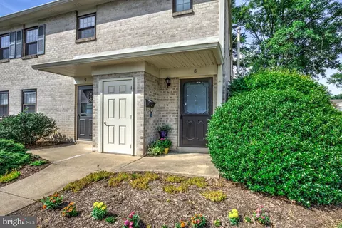 8 Valleybrook Dr, Lancaster, PA 17601