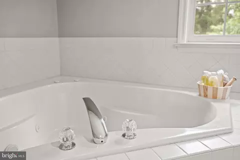 Bath - 334 Portland Pl, Lititz, PA 17543 photo 2 of 4