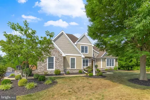 101 Fieldgate Dr, Lancaster, PA 17603