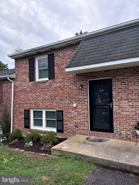 664 S Cedar St, Lititz, PA 17543 photo 2