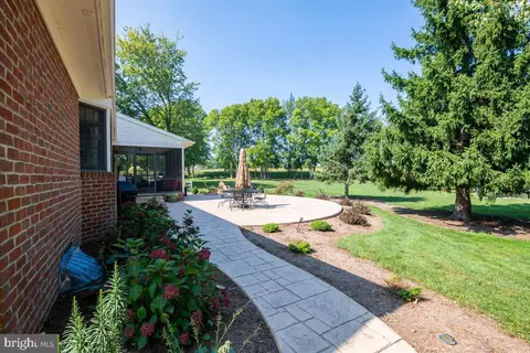 235 Farmstead Ln, Lititz, PA 17543 photo 3