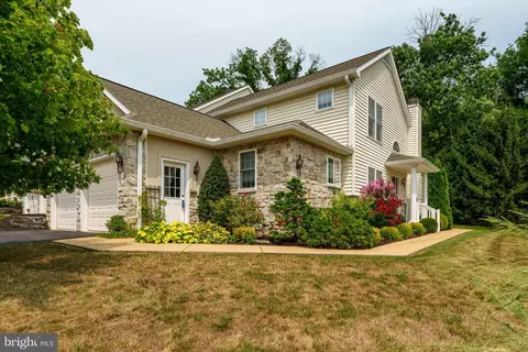 19 Red Leaf Ln, Lancaster, PA 17602