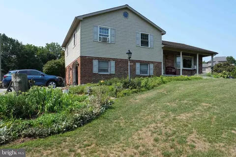 5676 Strasburg Rd, Gap, PA 17527