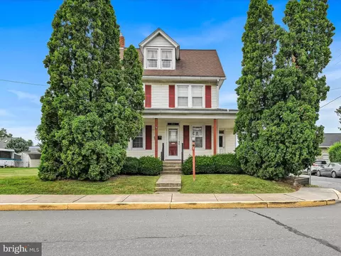 351 E Jackson St, New Holland, PA 17557