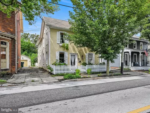 43 E Main St, Strasburg, PA 17579