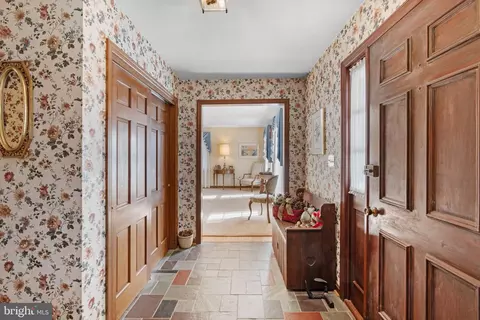 Entry Way - 1121 Old Eagle Rd, Lancaster, PA 17601 photo 3 of 9