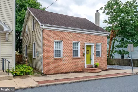 14 E Lincoln Ave, Lititz, PA 17543 photo 2