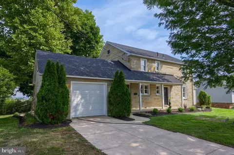 587 W Broad St, New Holland, PA 17557