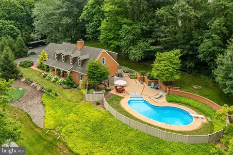 200 Maple Dr, New Holland, PA 17557