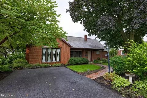 6391 Sundra Dr, East Petersburg, PA 17520