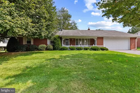5209 Brook Dr, East Petersburg, PA 17520