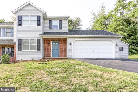 12 Edgewood Dr, Lititz, PA 17543