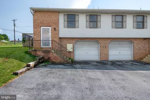 638 Fulton St, Akron, PA 17501