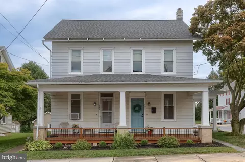 102 S 9th St, Akron, PA 17501