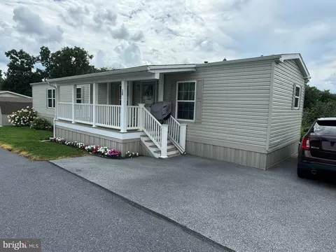 20 Parkside Dr, Manheim, PA 17545