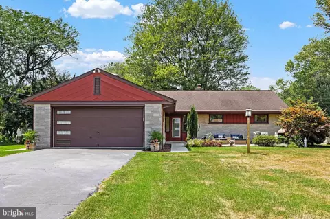 6 Clover Ln, Elizabethtown, PA 17022