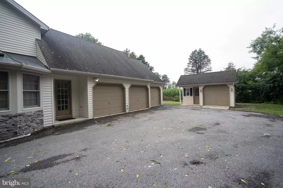 Exterior - 1007 Rebecca Dr, Lititz, PA 17543 photo 4 of 7