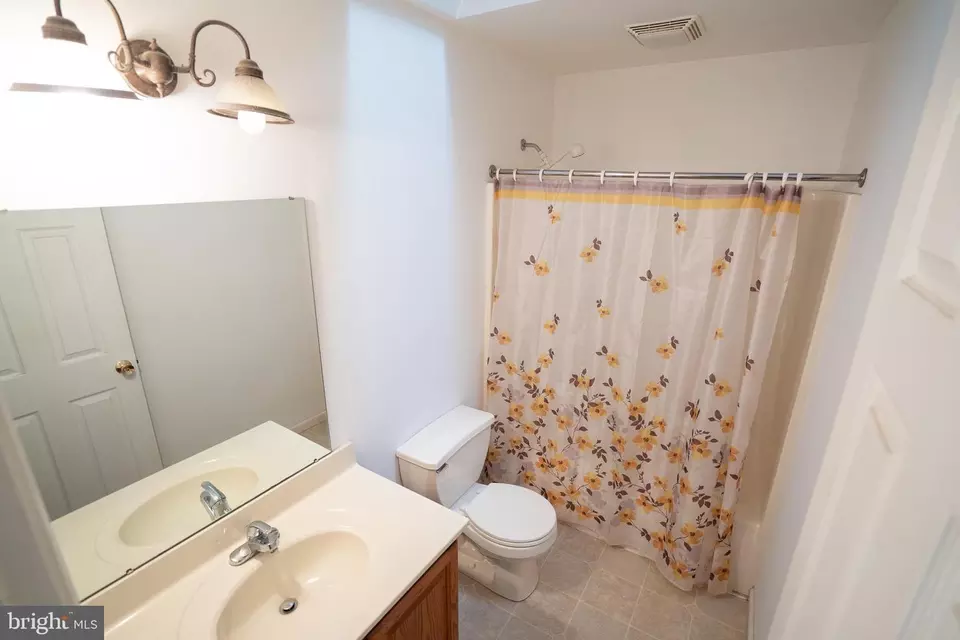 Bath - 1007 Rebecca Dr, Lititz, PA 17543 photo 2 of 4