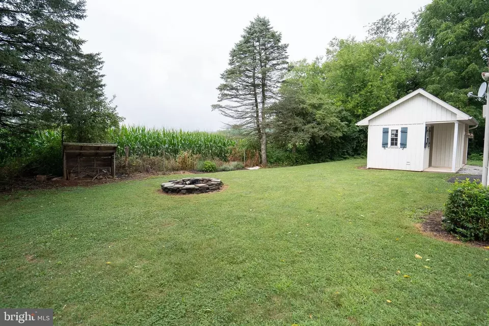 Exterior - 1007 Rebecca Dr, Lititz, PA 17543 photo 5 of 7