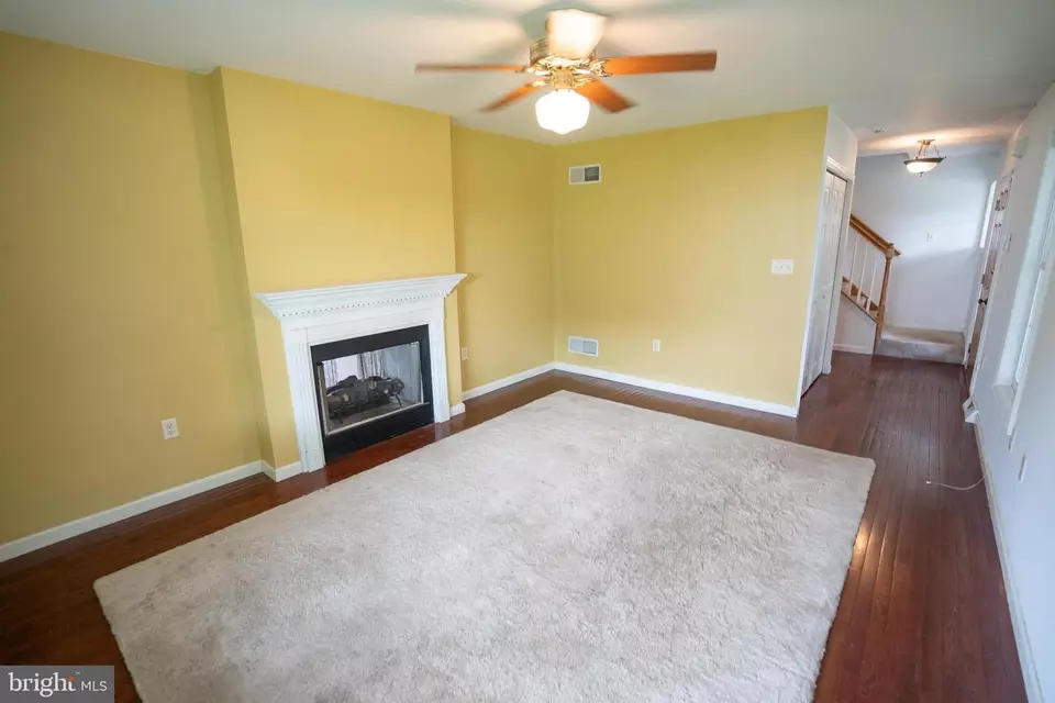Living - 1007 Rebecca Dr, Lititz, PA 17543 photo 2 of 3